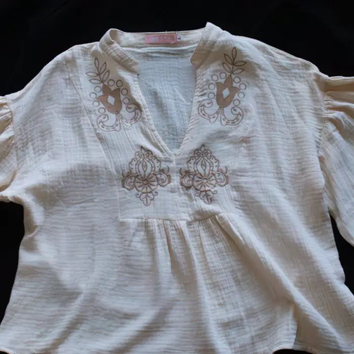 Blusa Boho con Bordados y Mangas Globo