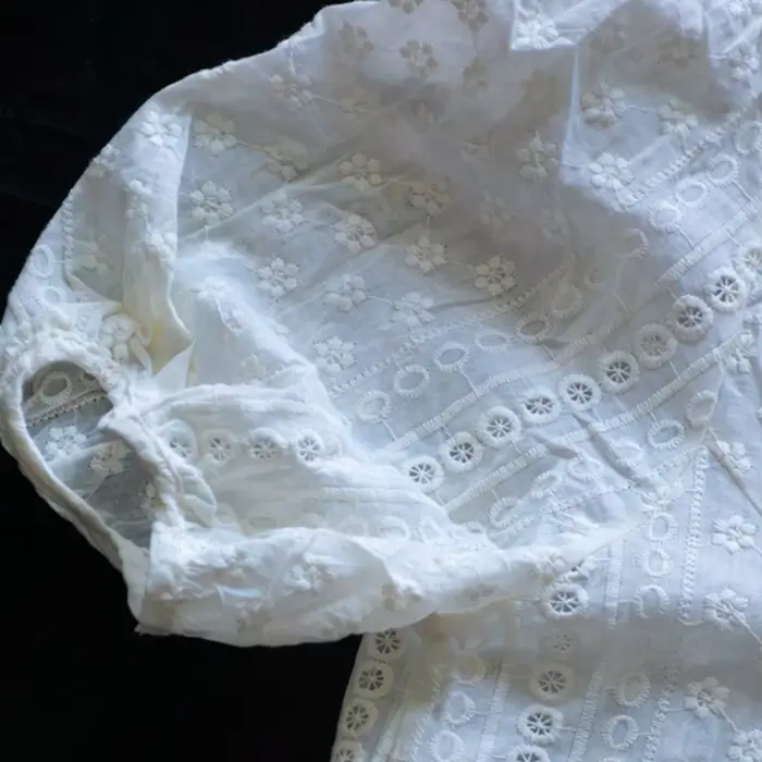 Blusa Romántica con Bordado Floral