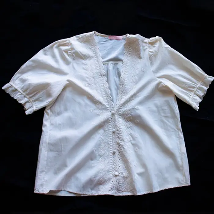Blusa Romántica con Encaje y Mangas Abullonadas