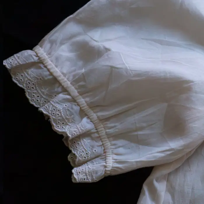 Blusa Romántica con Encaje y Mangas Abullonadas