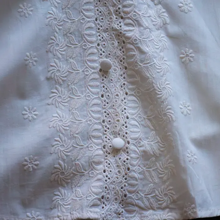 Blusa Romántica con Encaje y Mangas Abullonadas