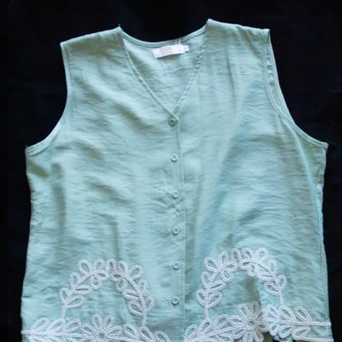 Chaleco Bordado Floral con Botones