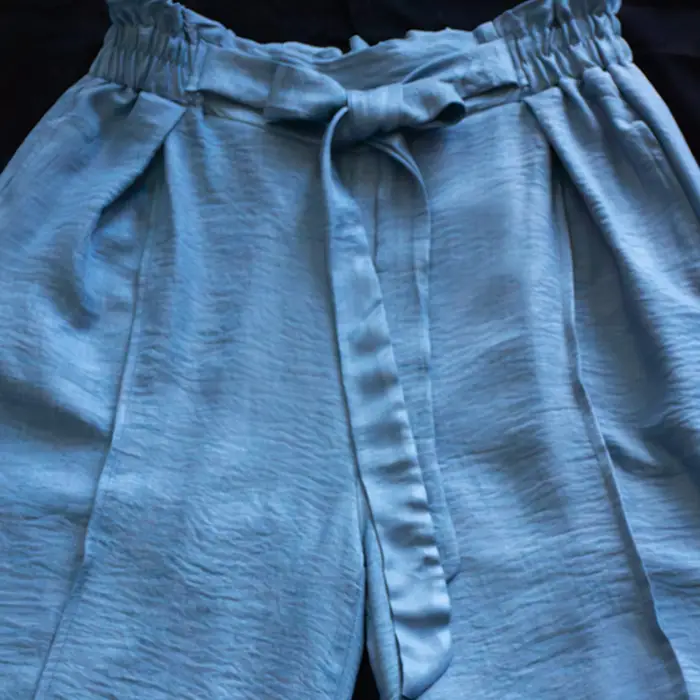 Pantalón Palazzo con Lazo y Aberturas Laterales