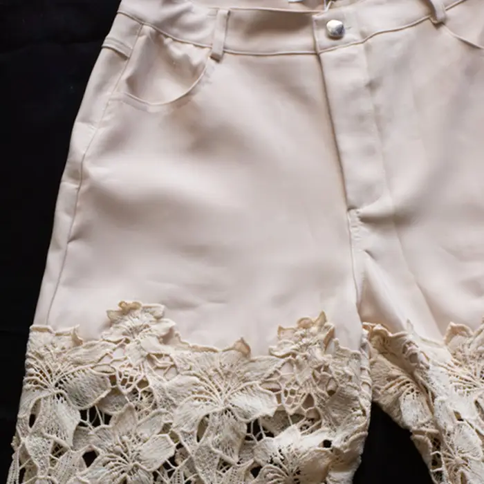 Pantalón Sastrero con Encaje Floral