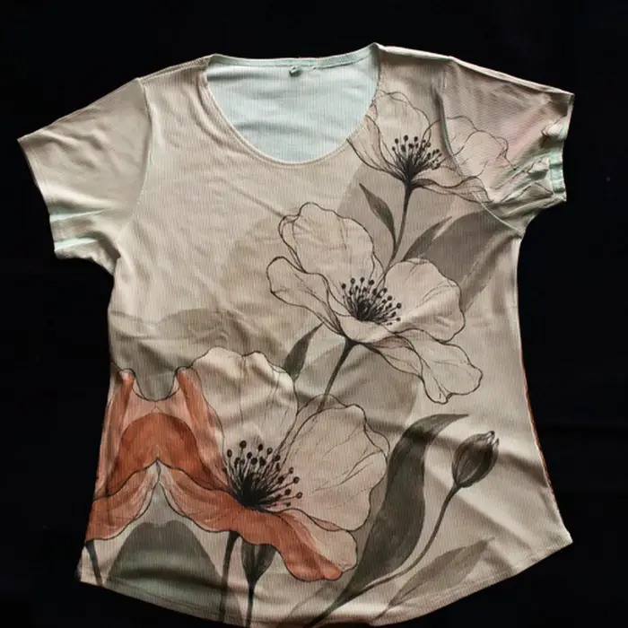 Remera Floral Estampada con Escote Redondo
