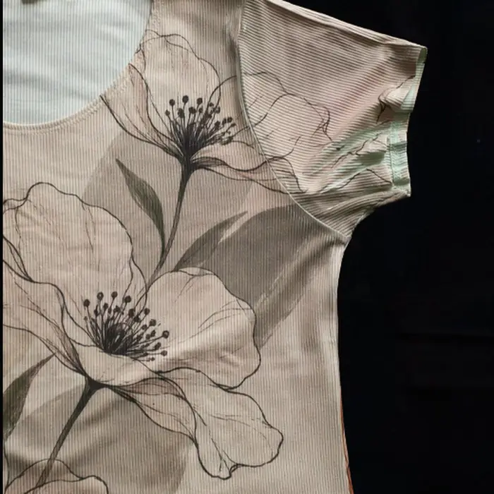 Remera Floral Estampada con Escote Redondo