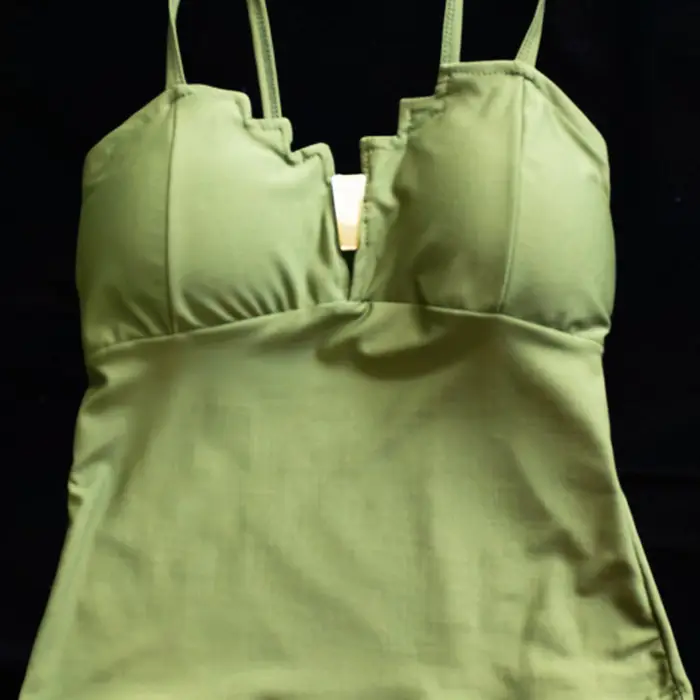 Top con Escote Escalonado y Detalle Metálico