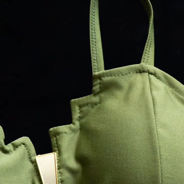 Top con Escote Escalonado y Detalle Metálico